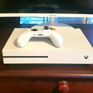 Xbox One w/ controller